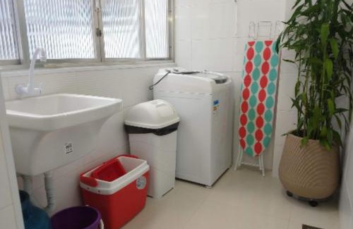 Vila Julia Apartment | Apt Guarujá Enseada lado praia FAN 1 dorm Tv Netflix Wi-Fi Ar até 5 pessoas
