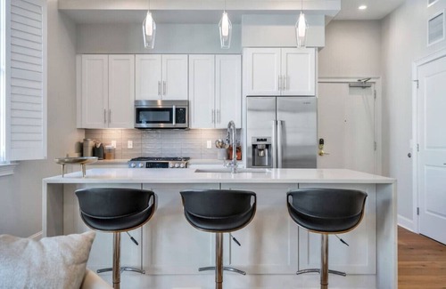 Central Business District Apartment | Apt on St Charles Ave | Streetcars, Parking, Pool!