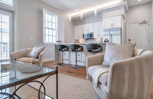 Central Business District Apartment | Apt on St Charles Ave | Streetcars, Parking, Pool!