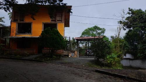 Ulloa Apartment | Apto/cabaña naranja