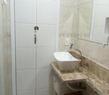 Mirim Apartment | Apto Com Sacada e Ar Condicionado a 2 minutos da Praia