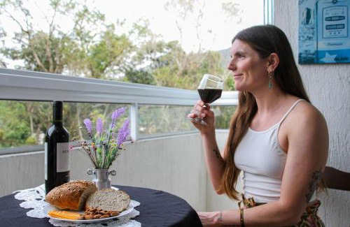 Pereque-Acu Apartment | Aptº TOP 2 Quartos com Varanda, 400 m da Praia, em Condomínio com Piscinas, Sala, Smart TV, Sofá Cama, com 2 Banheiros, Cozinha Planejada Completa, Wi-Fi 200 mbps, Ares-condicionados, Churrasqueira, Máquina de Lavar e Tanque, Estacionamento, Portaria 24 h