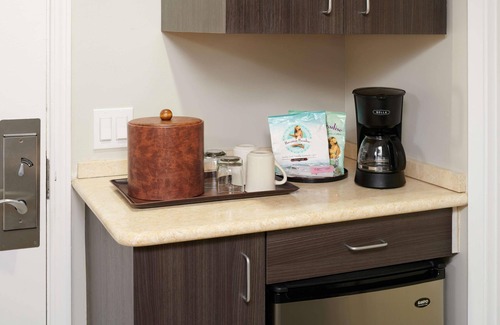 Waikiki Apartment | Aqua Palms Condo with City View