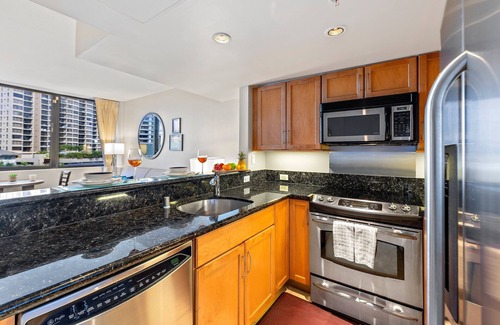 Waikiki Apartment | Aqua Palms Condo with City View