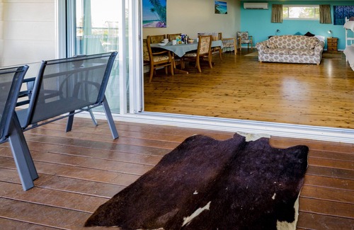 Cumboogle Apartment | Aqua Studio with shared kitchen, short drive to Zoo, Rural Setting