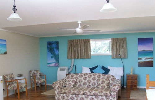 Cumboogle Apartment | Aqua Studio with shared kitchen, short drive to Zoo, Rural Setting