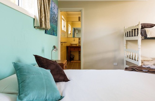 Cumboogle Apartment | Aqua Studio with shared kitchen, short drive to Zoo, Rural Setting