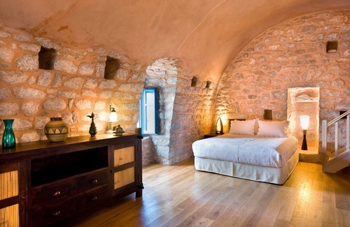 Omales Hotel | Arapakis Historic Castle