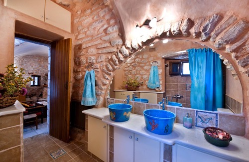Omales Hotel | Arapakis Historic Castle
