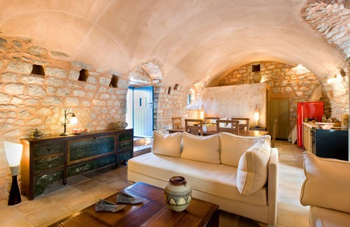 Omales Hotel | Arapakis Historic Castle