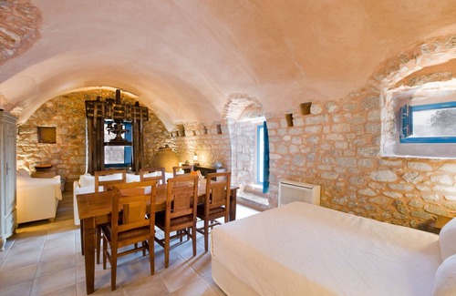 Omales Hotel | Arapakis Historic Castle