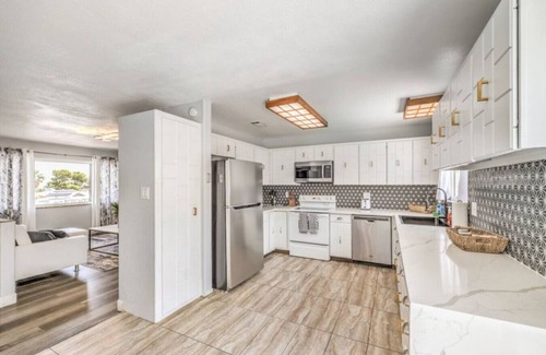 Paradise House | Arcade Lounge-Pool+Spa, Pool Table, Close to STRIP