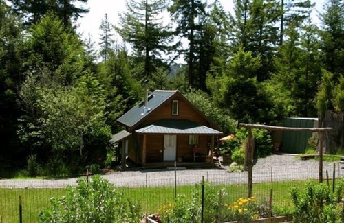 Butte Cabin | Arcata-Cozy, Newer Cabin in the Redwoods with Hot tub