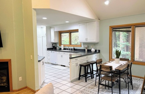 Pacific House | Arcata Forest Hideaway