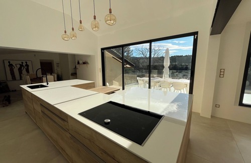 Malemort-du-Comtat Villa | Architect-designed villa Le Panda Blanc. Nature and absolute calm. At the gateway to the Luberon