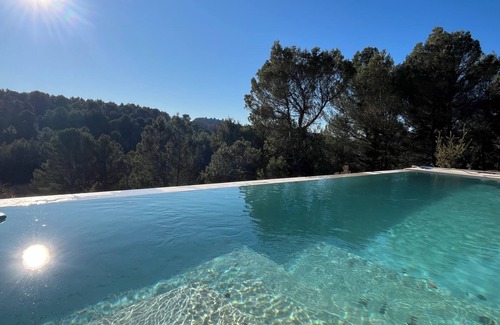 Malemort-du-Comtat Villa | Architect-designed villa Le Panda Blanc. Nature and absolute calm. At the gateway to the Luberon