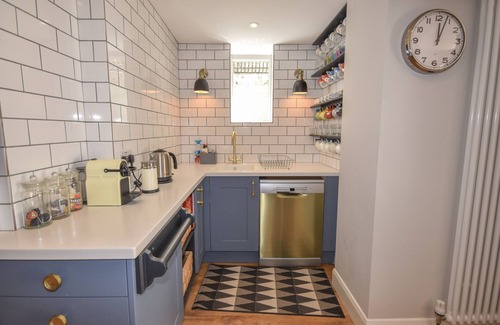 Ryde Ski Chalet | Arden Villa with Sea Views