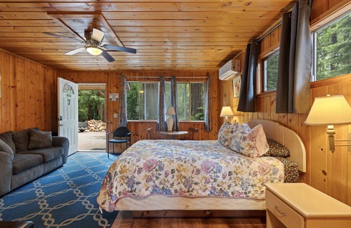 Boulder Creek Hotel | Armin - room Masoods Lodge