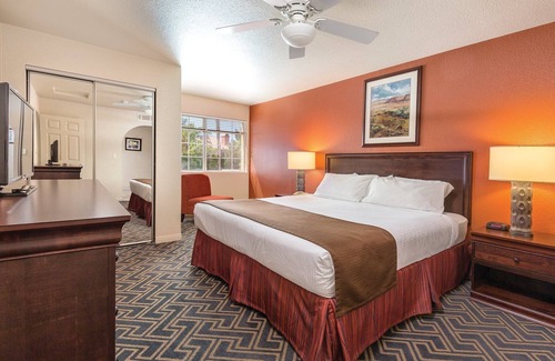 Paradise Resort | Arrive at Red Rock Canyon in just 20 minutes!