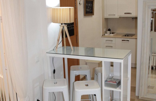 La Merced Apartment | Art Flat in Picasso neighborhood