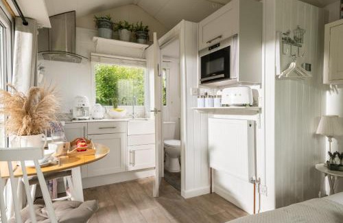 Blandford Saint Mary House | Art Studio - Connect to Nature in the Hot Tub at Cosy Studio