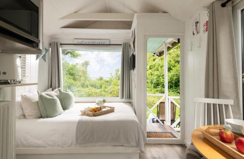 Blandford Saint Mary House | Art Studio - Connect to Nature in the Hot Tub at Cosy Studio