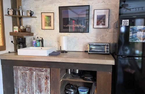 Ashfield Apartment | Art Studio: Historical Carriage House in the Poconos
