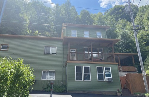 Ashfield Apartment | Art Studio: Historical Carriage House in the Poconos