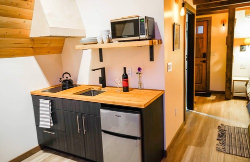 Stevenson Cabin | ArtBliss IV: River Views, Firepit & Soaking Tub