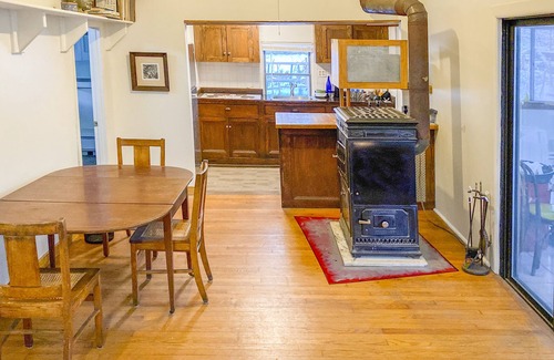 Ellenville House | Artist's retreat house 10 min to gourmet shopping, fine restaurants, recreation