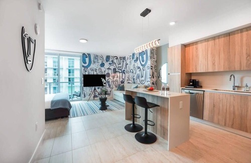 Northeast Miami Condo | Artistic Unique Studio Bay And Pool Views/Miami
