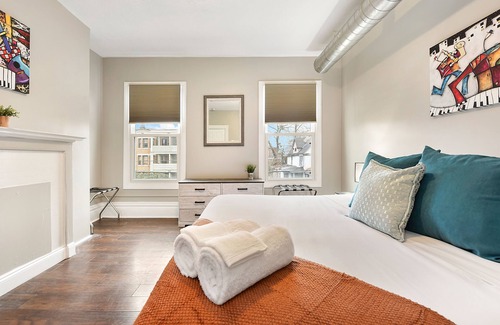 Point Breeze House | Artsy!- 2 king beds- 15 min DT- Free Street Parking- Quiet- Work Areas- WiFi