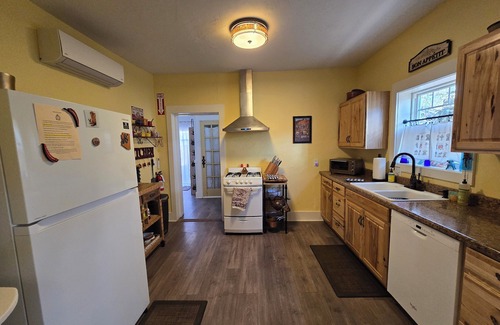 Bisbee House | Artsy&Historic 3BR+3BA On site parking! No Stairs!