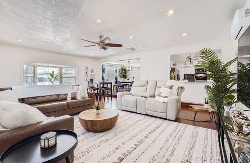 Lamar Heights Area House | Arvada Oasis! Up to12 people! 7 beds, 3 baths, desk, big TVs, air hockey, games!