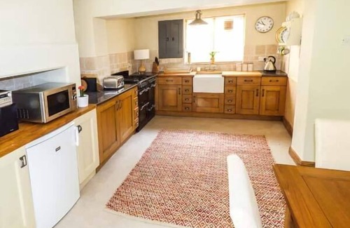 Alton Cottage | ASH HOUSE, pet friendly, character holiday cottage in Alton