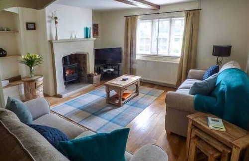 Alton Cottage | ASH HOUSE, pet friendly, character holiday cottage in Alton