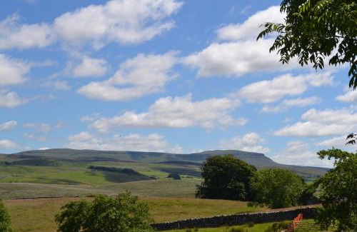 Horton in Ribblesdale House | Ashes Farm - Ingleborough Barn Cottage, with 3 peaks views, near Settle