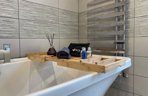 Ashford House | Ashford Central, 4 Bedrooms, 8 Guests, Free Parking