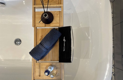 Ashford House | Ashford Central, 4 Bedrooms, 8 Guests, Free Parking