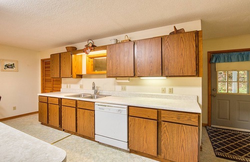 Maggie Valley House | ASK ABOUT OCT/NOV DISCOUNTS Enjoy the amazing creek and waterfall at Stream Song