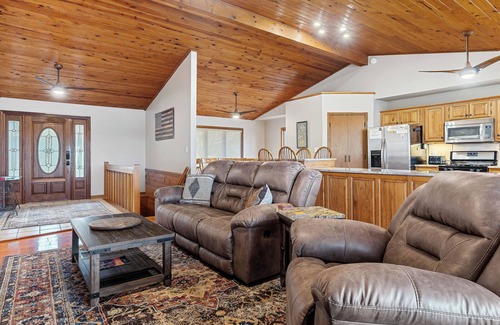 Smithville Cabin | Aspen Lodge Overlooking Center Hill Lake