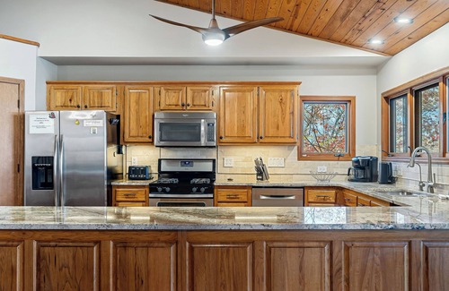 Smithville Cabin | Aspen Lodge Overlooking Center Hill Lake