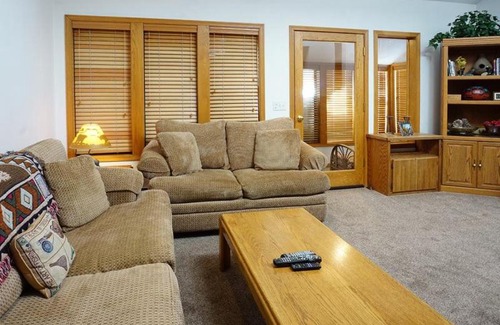 June Lake Apartment | Aspen Meadows 11