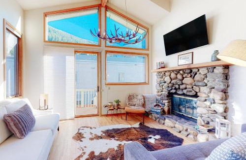 Warm Springs Apartment | Aspenwood Ski Getaway