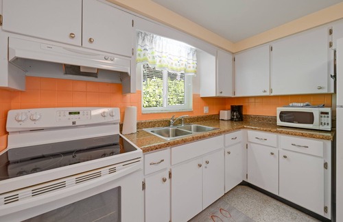 Ilexhurst House | At Ease East: A tropical rental 1/2 block from the beach