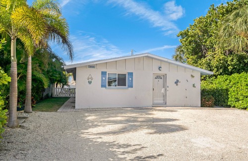 Ilexhurst House | At Ease East: A tropical rental 1/2 block from the beach