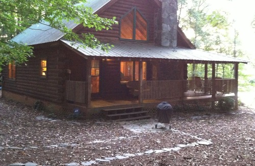 Nicholson Cabin | Athens Log Cabin Getaway -Private Lake, Campfire, Serenity