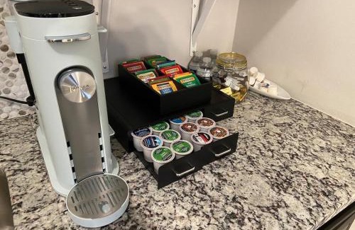 East Side House | Atlanta Zoo Free Private Driveway Parking 1B-1B