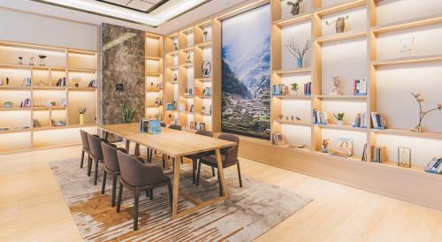 Huaxi Hotel | Atour Hotel Guiyang Century City Shopping Center