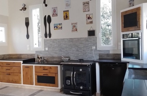 La Roque-sur-Pernes Villa | Au pénéquet air-conditioned single-storey house in the heart of nature